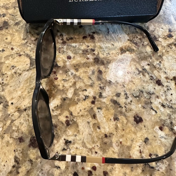 Burberry sunglasses - Picture 4 of 7